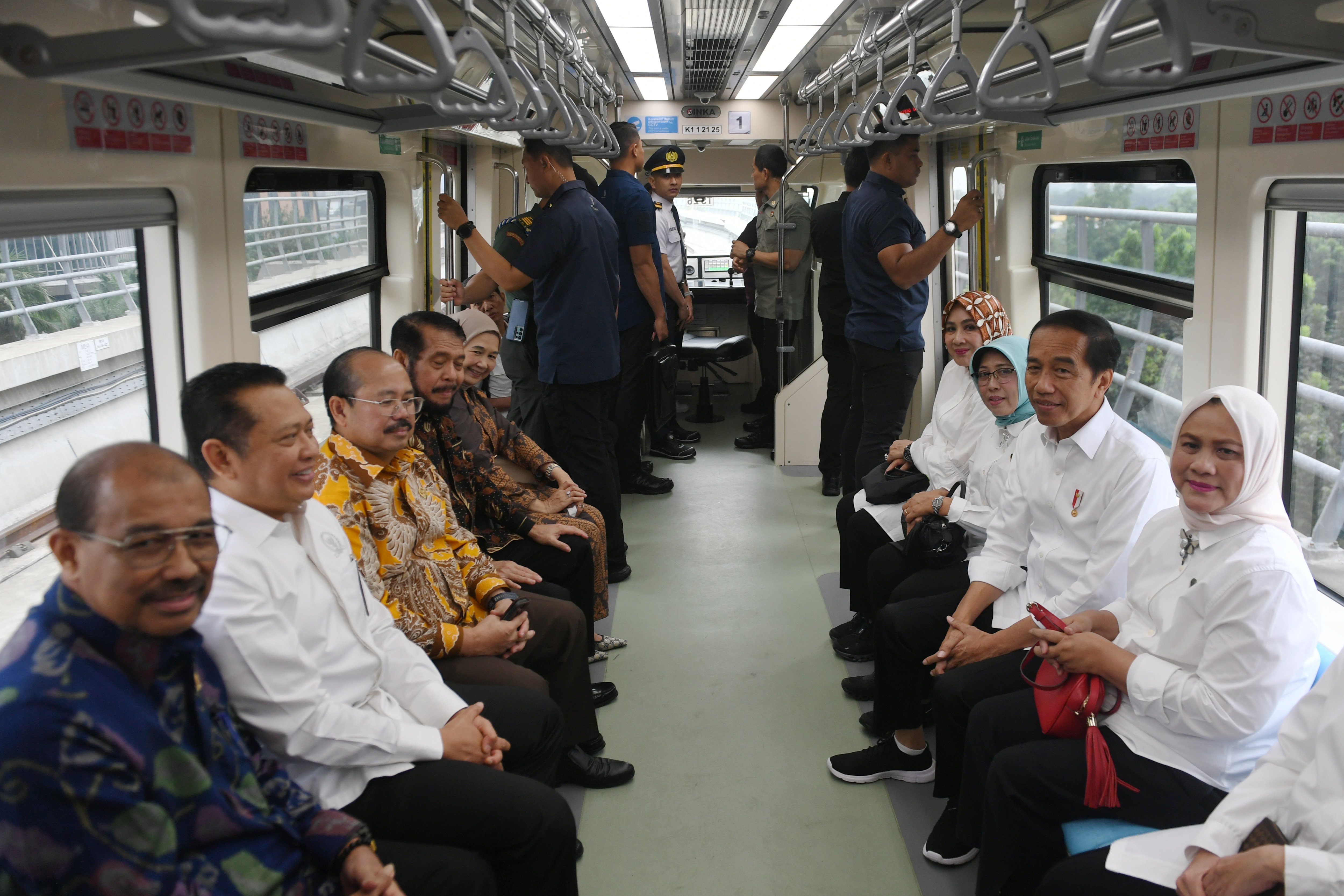 Presiden Joko Widodo naik kereta LRT dari Stasiun Cawang menuju Stasiun Dukuh Atas usai meresmikan LRT Jabodebek di Jakarta