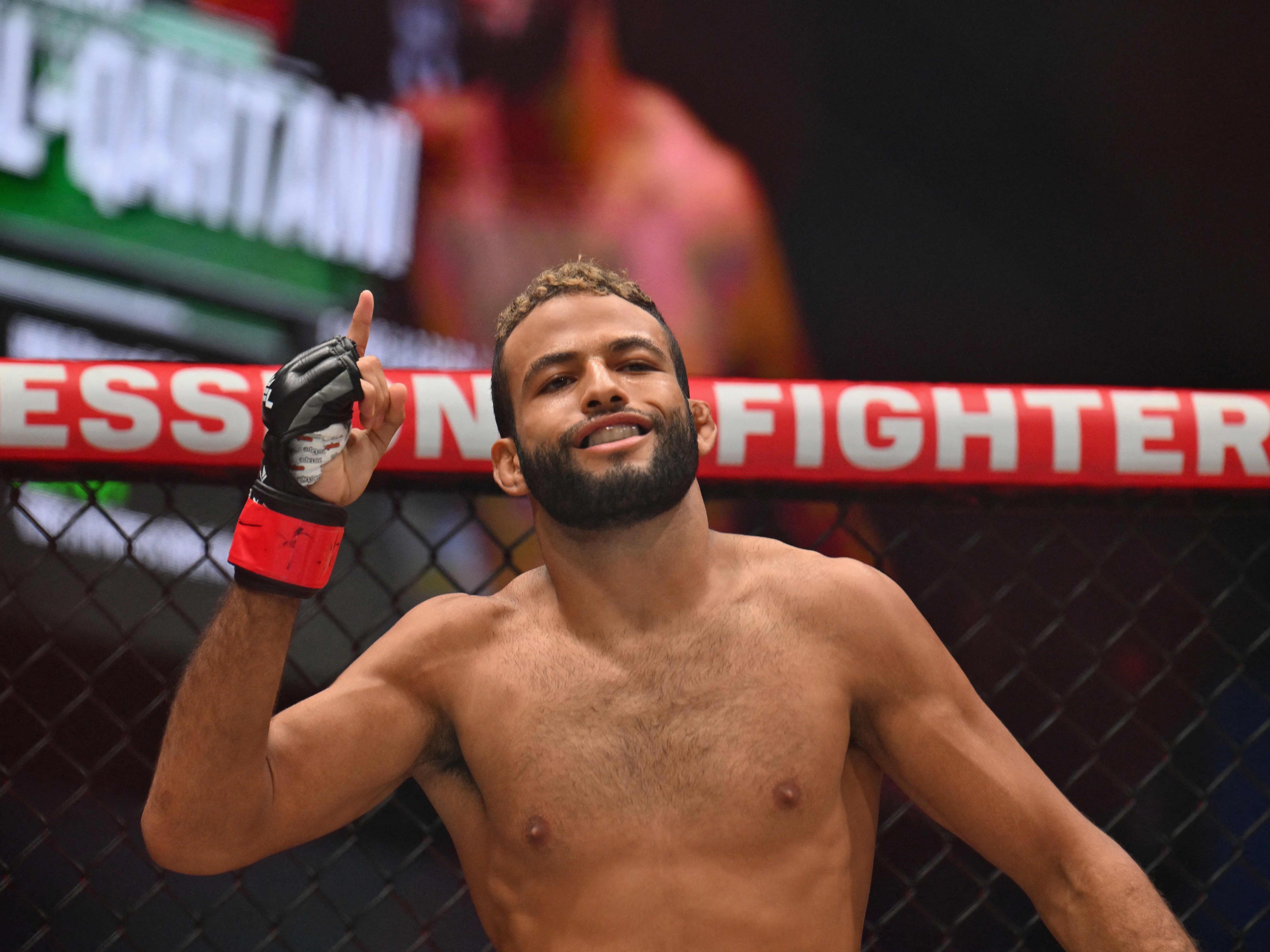 Petarung Saudi Abdullah al-Qahtani memberi isyarat setelah mengalahkan petarung AS David Zelner.