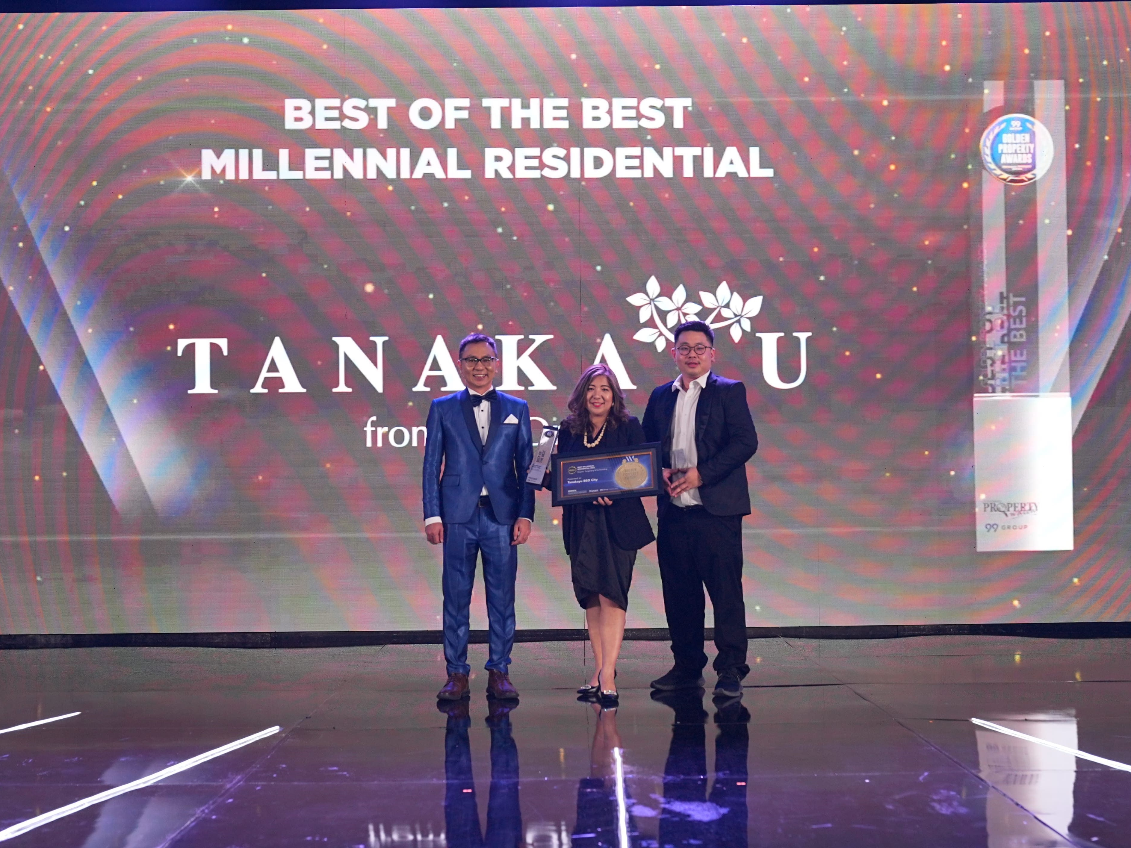 Sinar Mas Land diwakili Head of Promotion Residential BSD City Nora Margareth (tengah) secara simbolis menerima penghargaan.