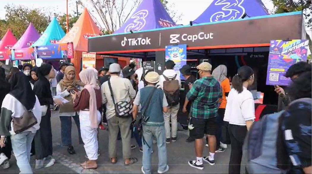 Di Festival Generasi Happy 2023 di Kota Surabaya, Jawa Timur, booth Capcut dan TikTok ramai didatangi pengunjung.