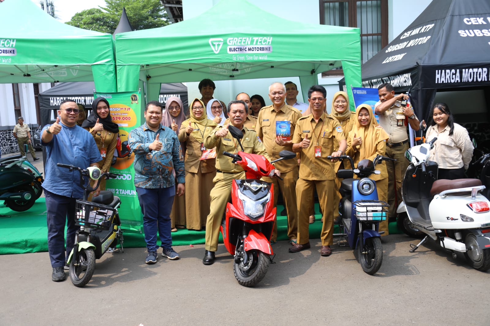 Bazar kendaraan listrik di halaman parkir Kemendagri