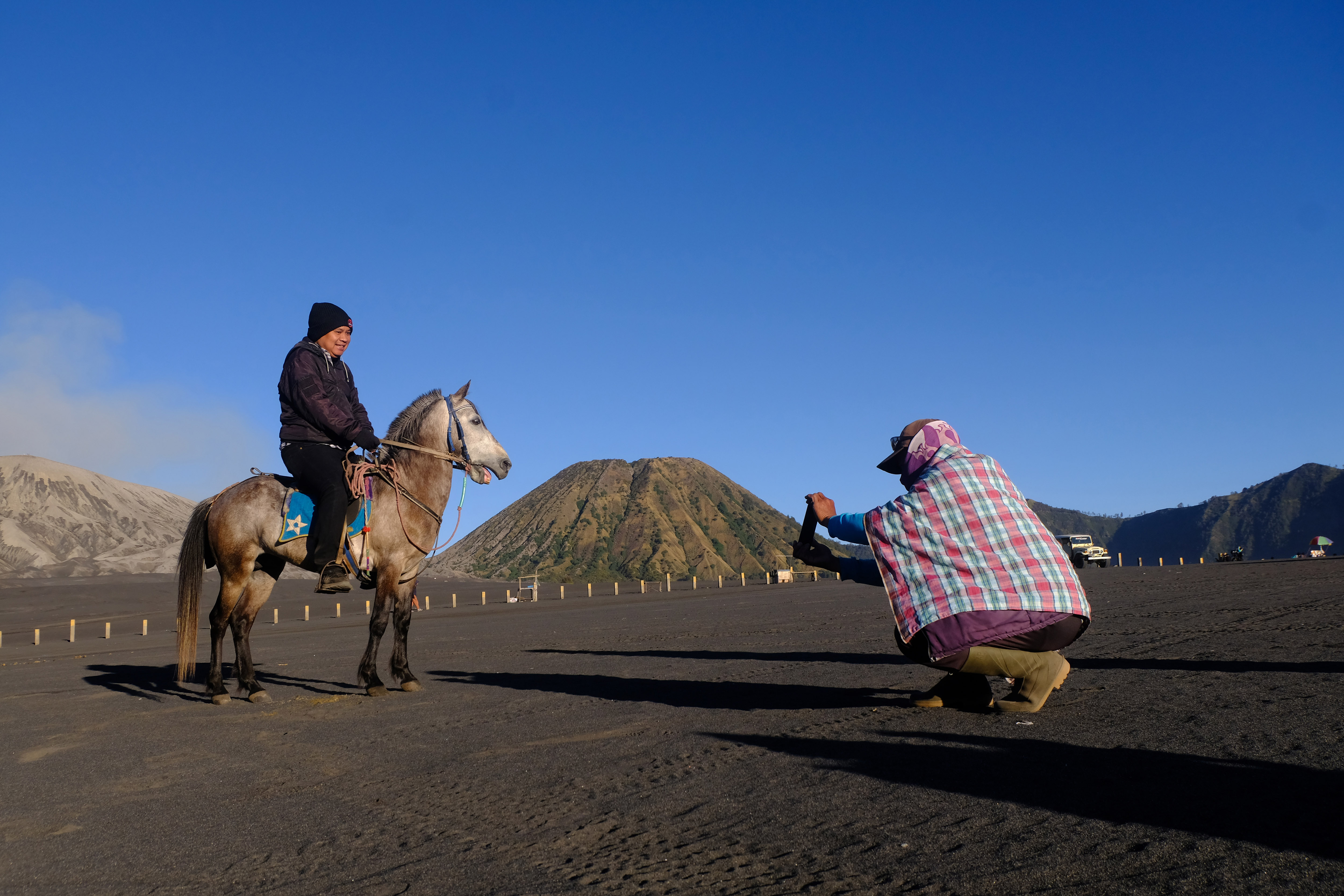 Pemandu wisata memotret wisatawan di Pasir Berbisik kawasan wisata gunung Bromo Ngadas, Sukapura, Probolinggo, Jawa Timur Selasa (18/7).