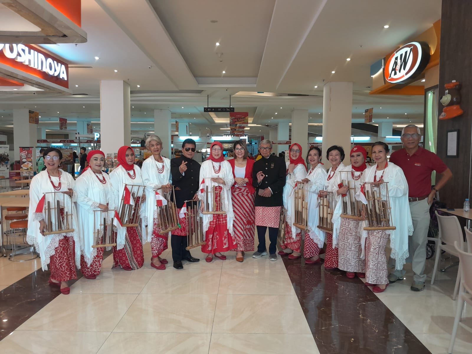 Grup bernama Angklung Gema Kreasi (ANGGREK) itu digawangi oleh Effy Kuswita sebagai ketua dan Rini sebagai sekretaris.