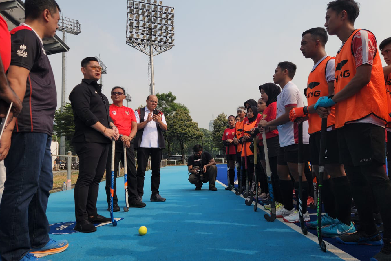 Ketua Umum Komite Olimpiade Indonesia Raja Sapta Oktohari (kedua dari kiri).