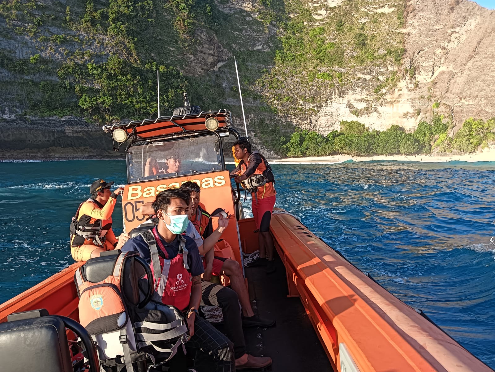 : Tim SAR gabungan saat melakukan evakuasi terhadap WNA Perancis yang tergelincir di Pantai Klingking, Nusa Penida, Bali, Jumat (11/8). 