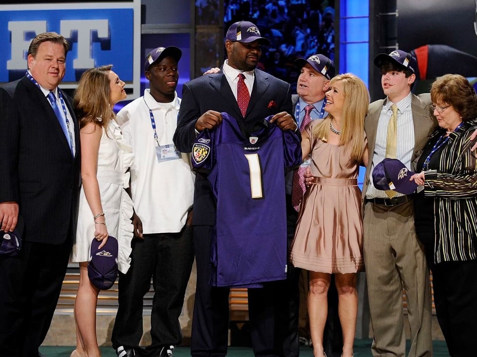 Michael Oher (tengah) bersama keluarga Tuohi saat didraft oleh Baltimore Raven pada 2009.