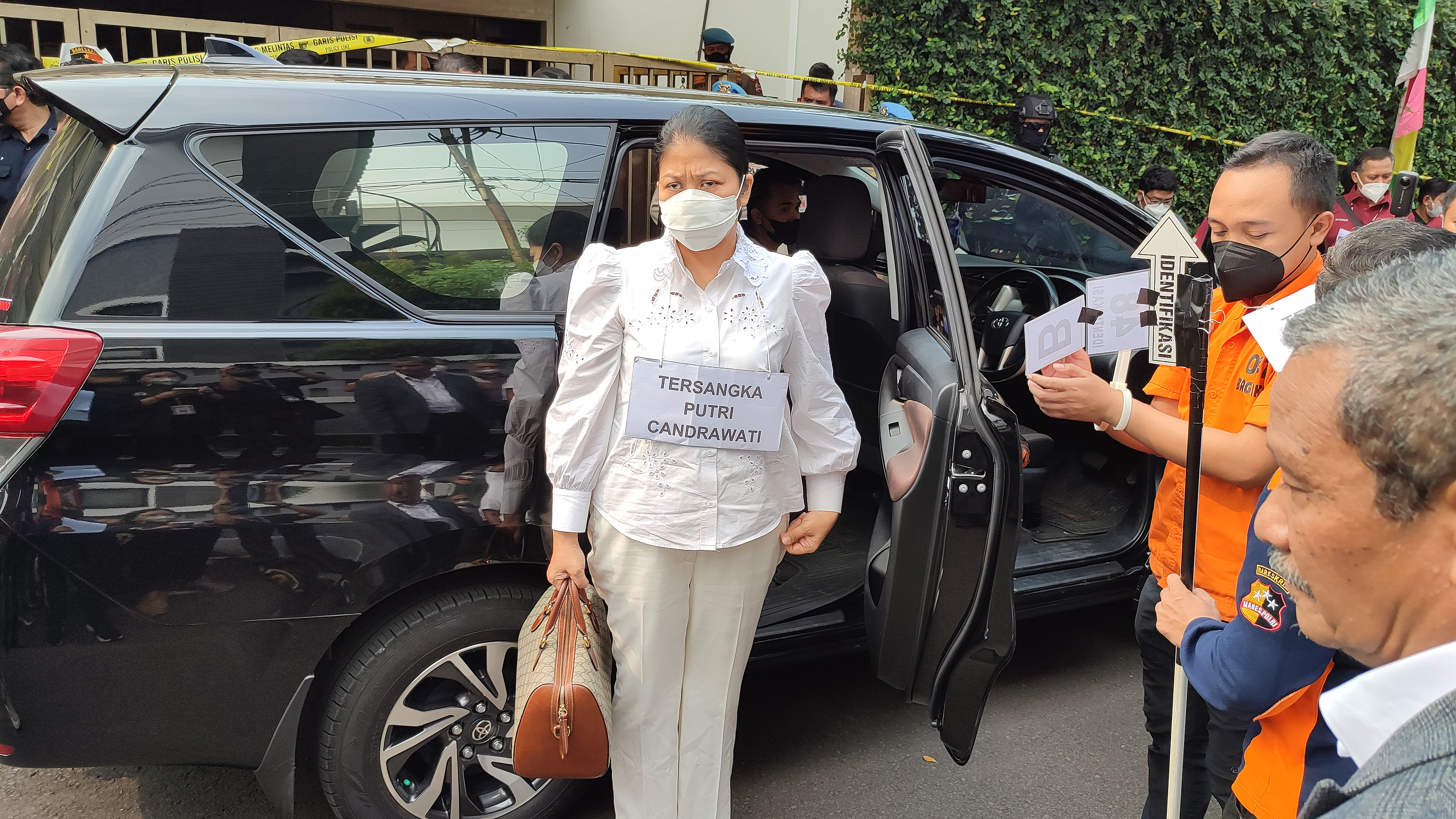  Istri tersangka Ferdy Sambo, Putri Candrawati menjalani reka ulang di rumah dinas