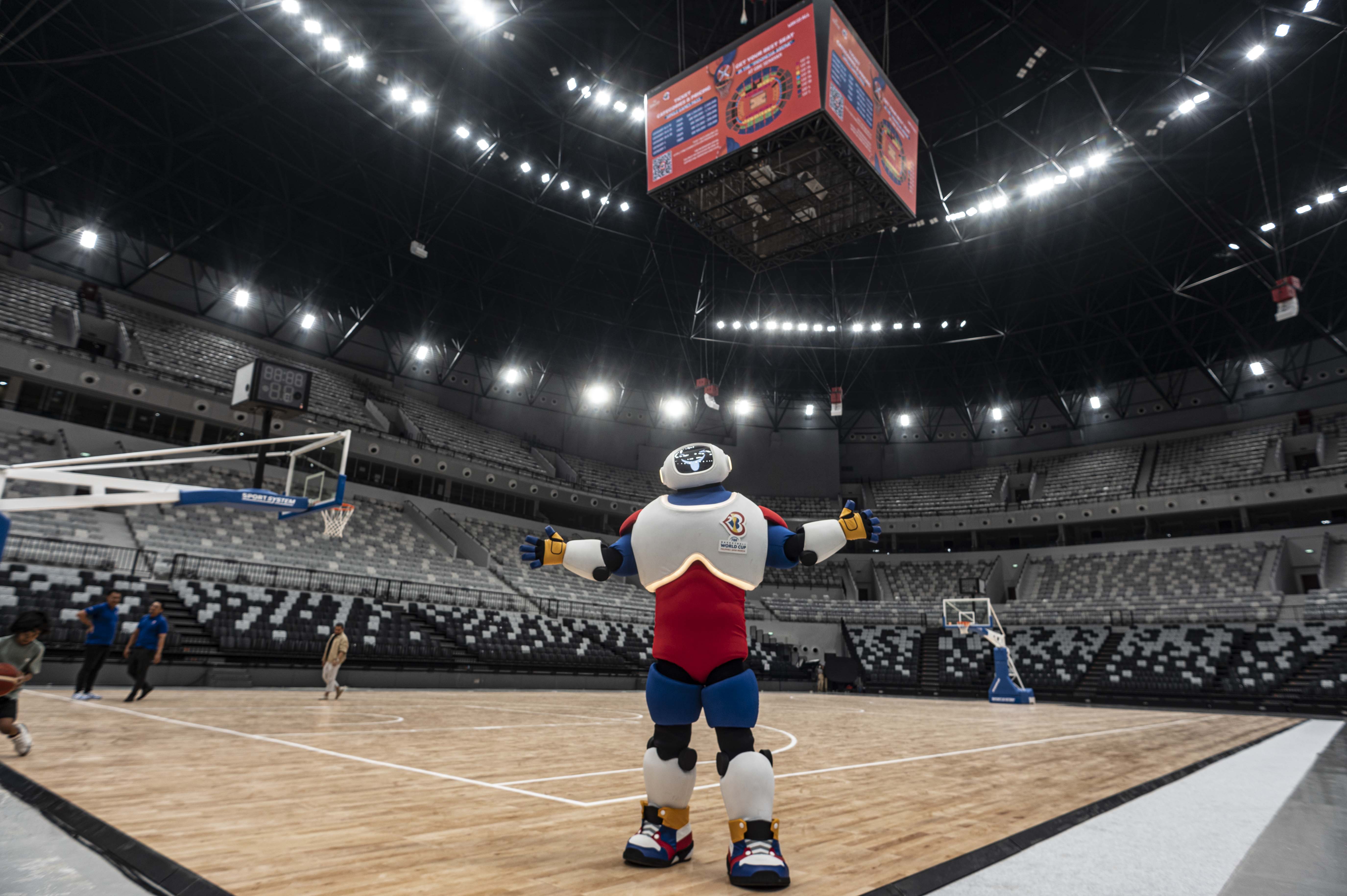Maskot Piala Dunia FIBA 2023 bernama JIP berpose di Stadion Multifungsi Gelora Bung Karno (GBK), Senayan, Jakarta, Selasa (11/7).