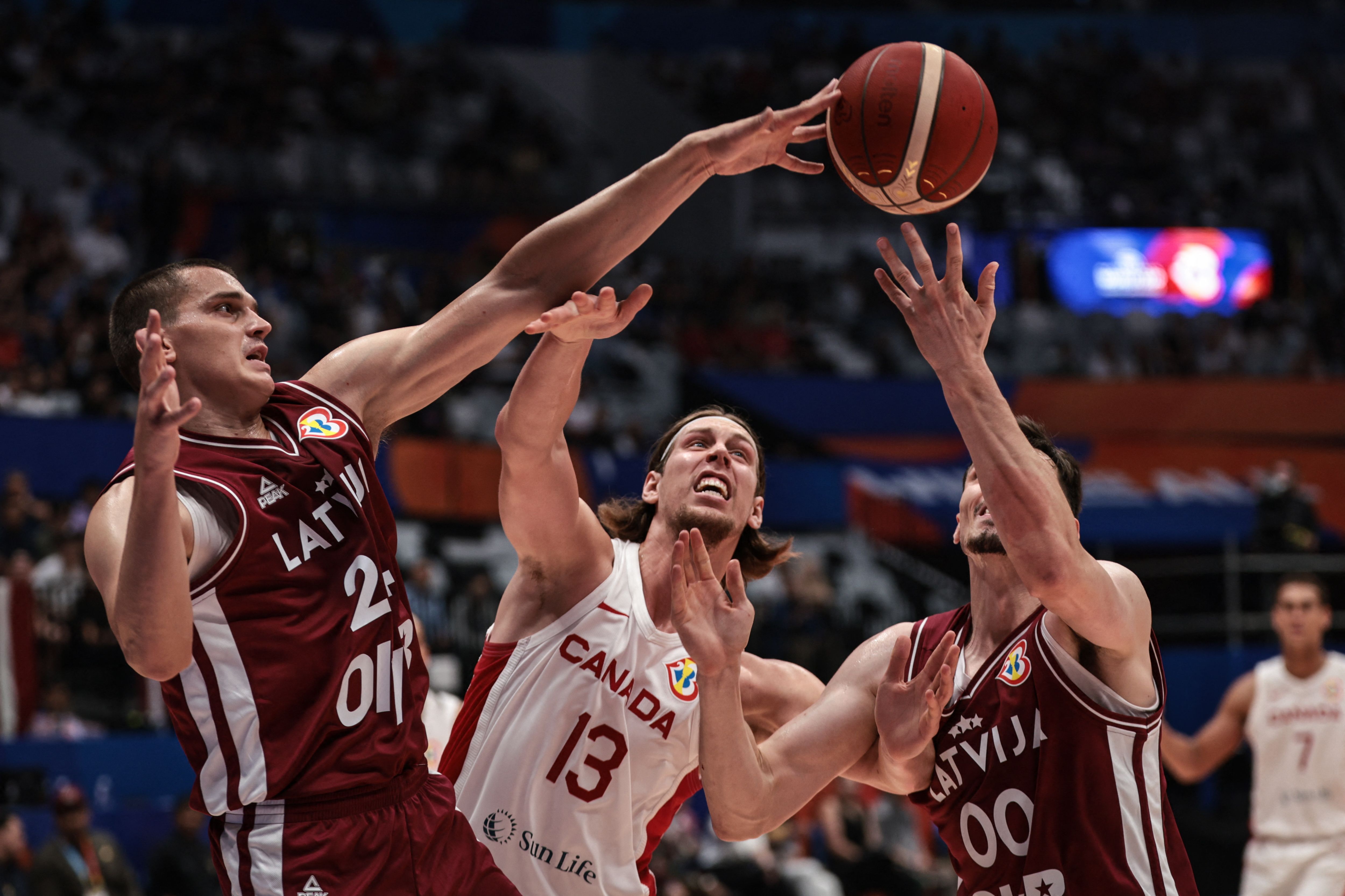 Laga Kejuaraan Dunia Bola Basket antara Kanada dan Latvia