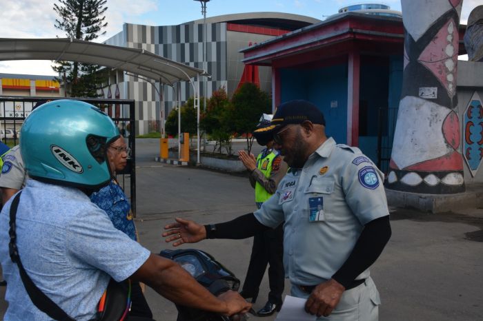 Ilustrasi: edukasi keselamatan berkendara kepada para pengguna sepeda motor.