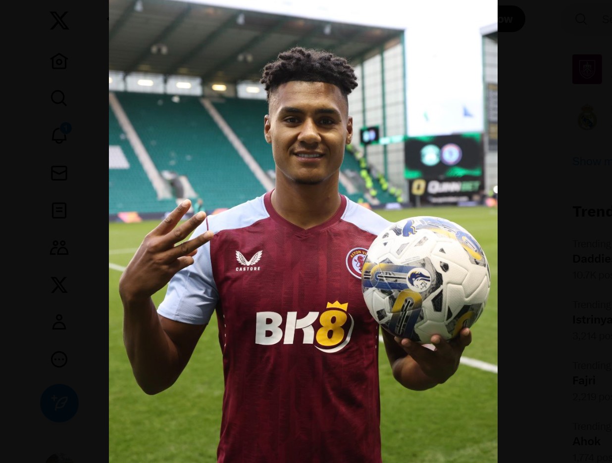 Pemain Aston Villa Ollie Watkins melakukan selebrasi usai mencetak hattrick di laga kualifikasi Liga Konferensi UEFA melawan Hibernian.