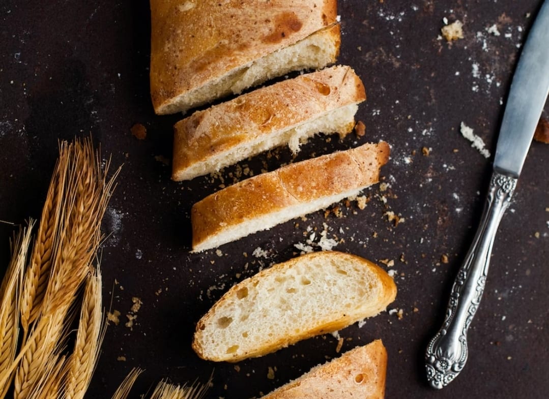Breadcumbing atau menebar remah roti menjadi istilah untuk menggambarkan orang yang kerap berinteraksi singkat dan sporadis