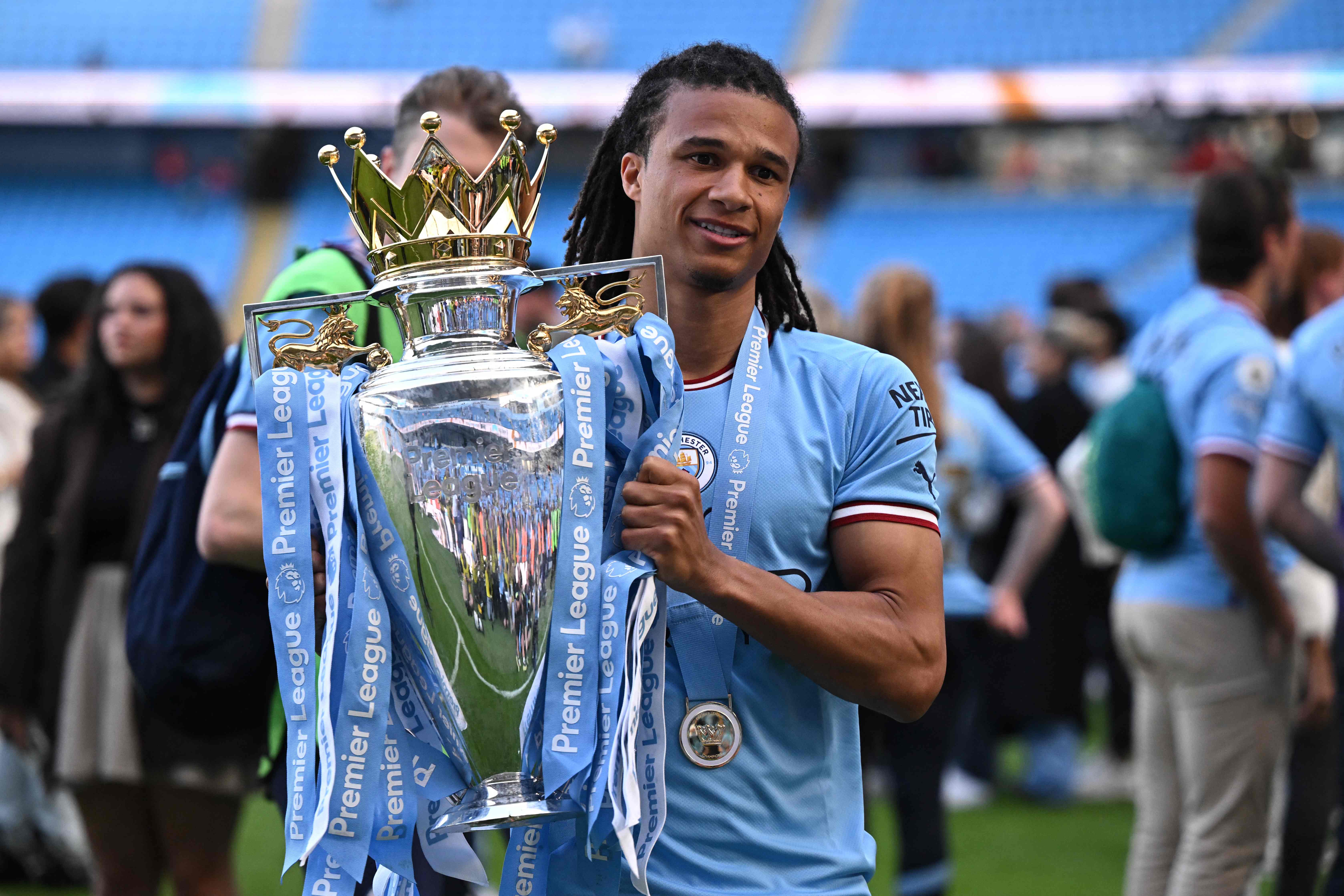 Bek Manchester City Nathan Ake