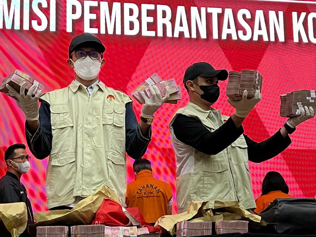 KPK memperpanjang masa penahanan tiga penyuap kepala basarnas selama 40 hari kedepan.
