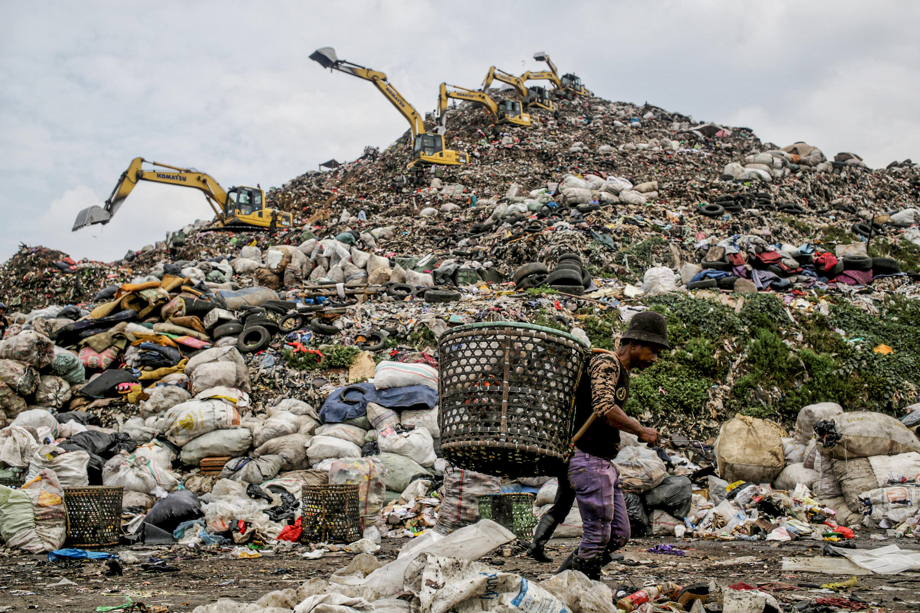 Tumpukan sampah di TPST Bantargebang