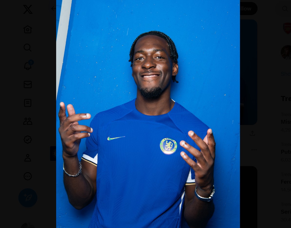 Pemain anyar Chelsea Axel Disasi saat diperkenalkan mengenakan jersey tanpa logo sponsor.