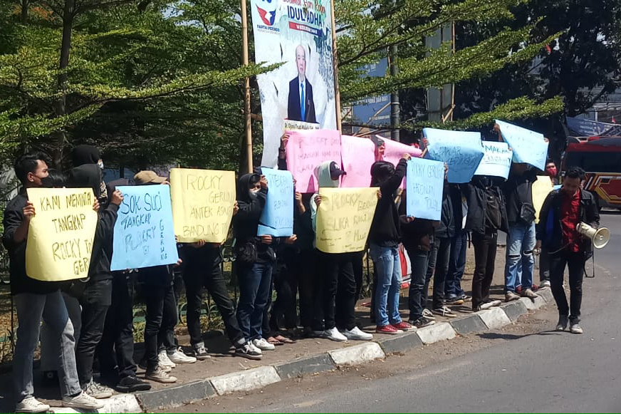 Keluarga Mahasiswa Kota Bandung di Bundaran Cibiru, Bandung, Jawa Barat berunjuk rasa meminta polisi menangkap Rocky Gerung, Jumat (4/8).