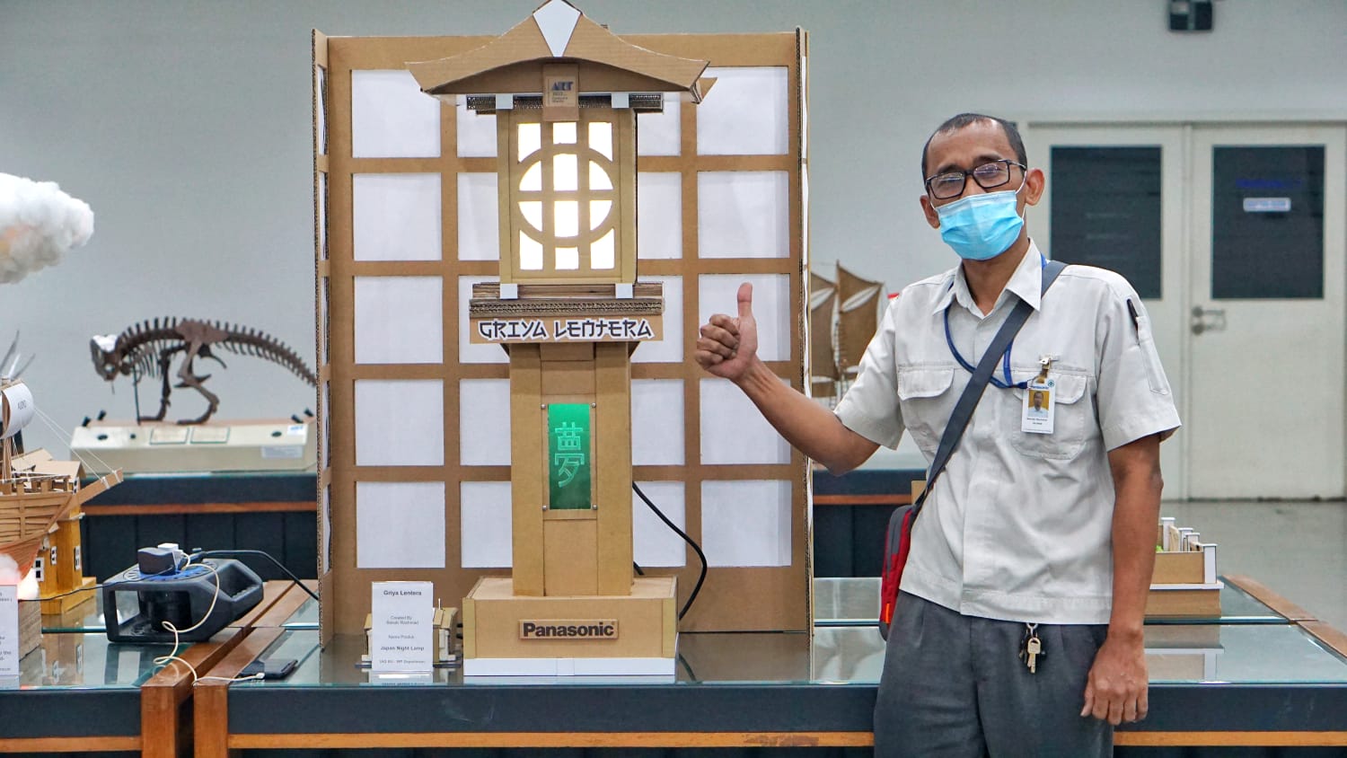 Contoh karya seni dari daur ulang kemasan produk Panasonic