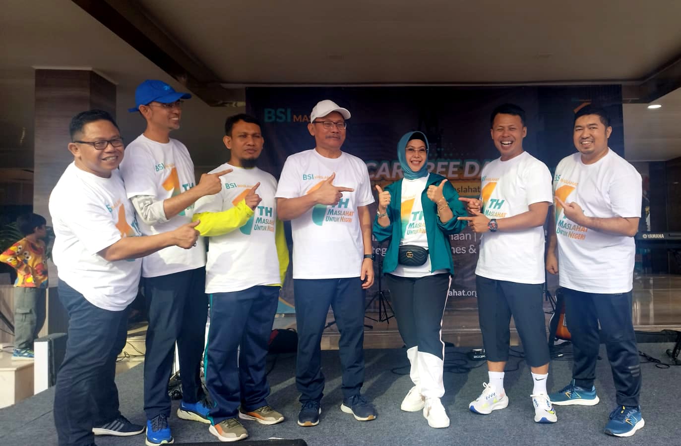 Jajaran direksi BSI Maslahat saat perayaan milad pertama di Wisma Mandiri Jakarta, Minggu (6/8).