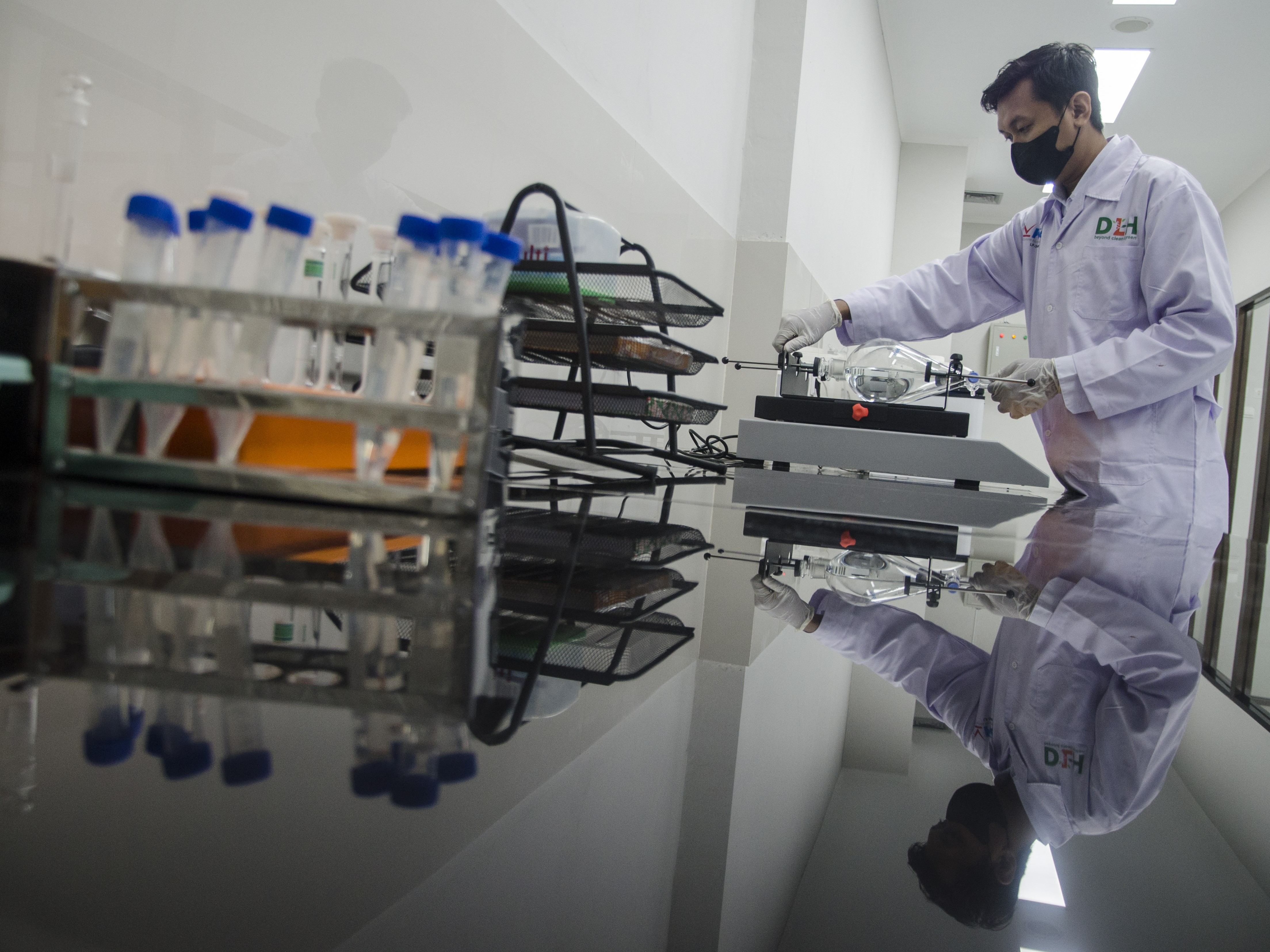 Petugas melakukan pengujian sampel air di UPTD Laboratorium Lingkungan Hidup Dinas Lingkungan Hidup Jawa Barat, Bandung, Jawa Barat.