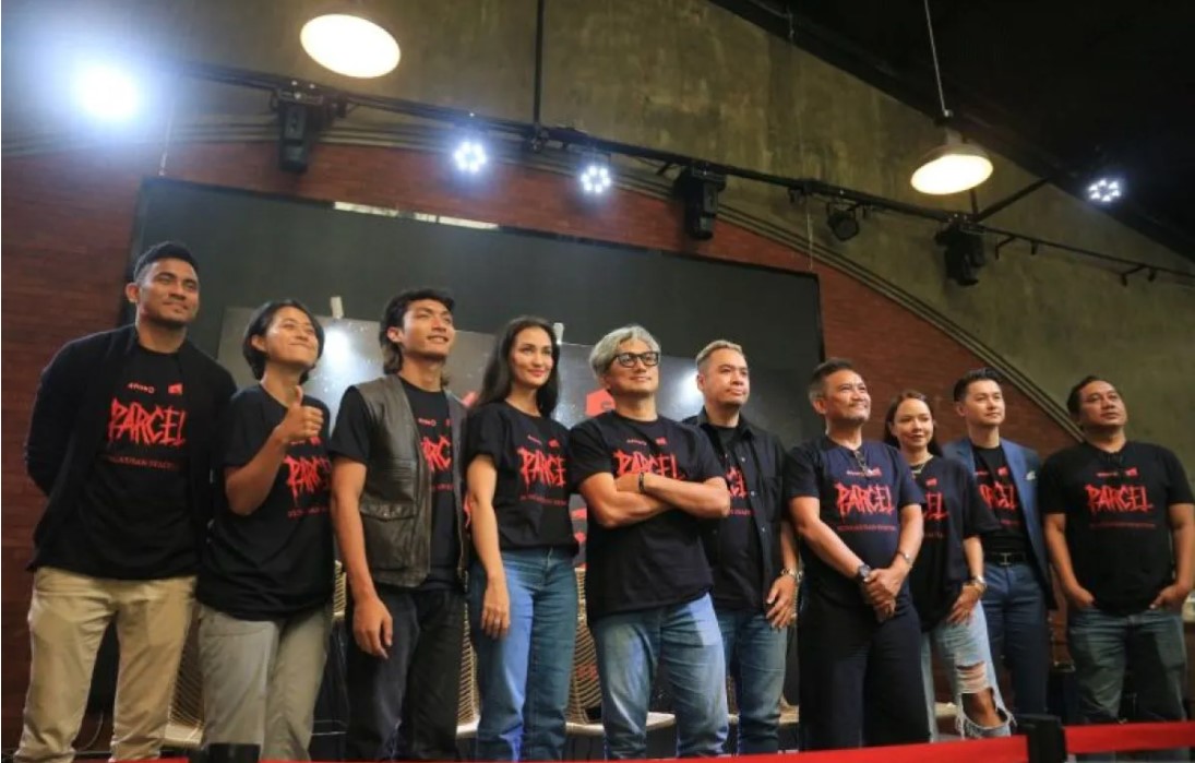 Para pemeran dan kru film The Parcel