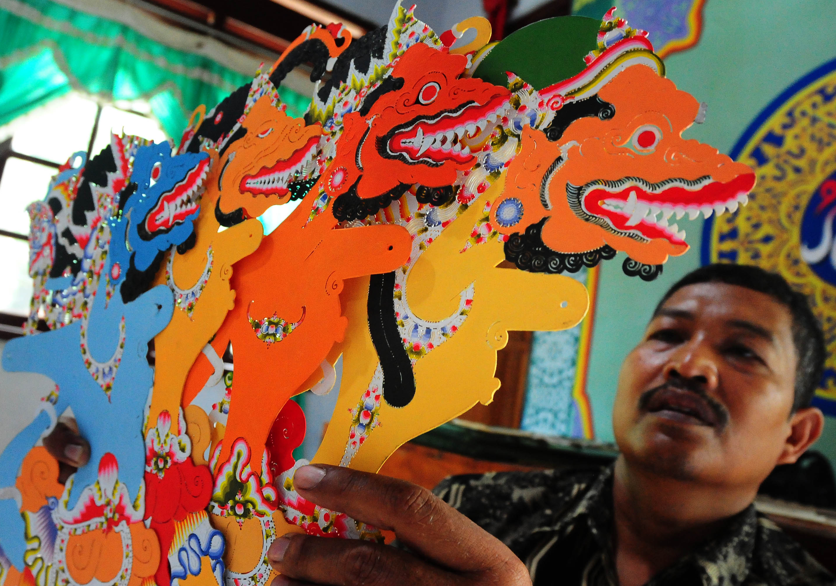 Perajin wayang kulit, Ahmadi memperlihatkan beberapa wayang yang diproduksi di sanggar miliknya, di Kelurahan Sidowarno.