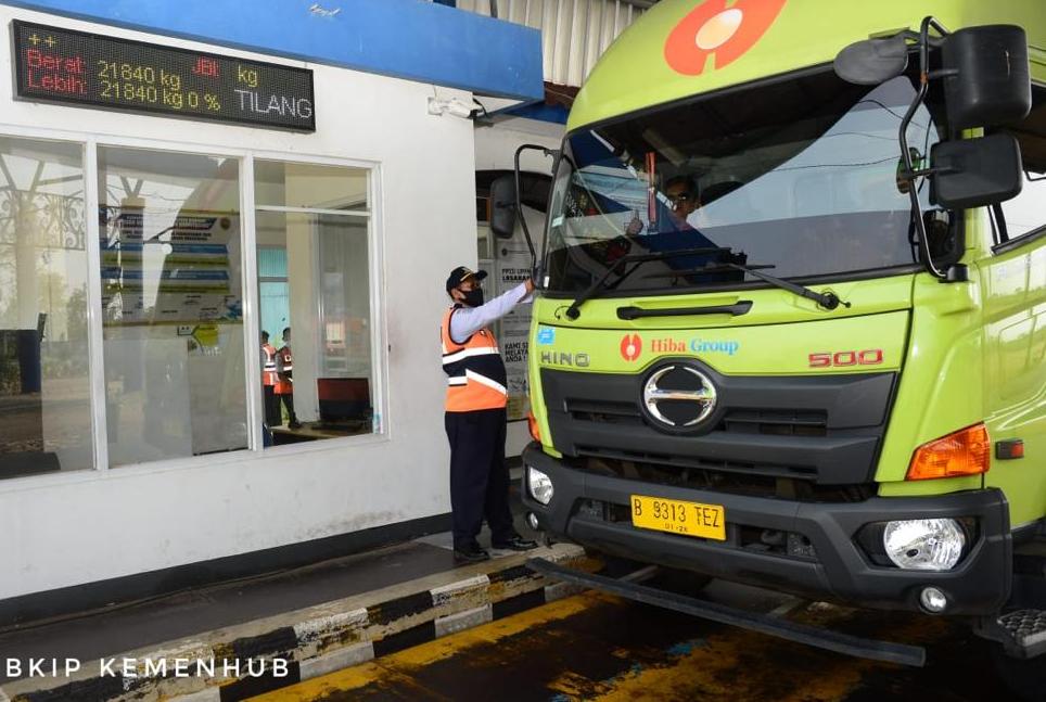 Suasana jembatan timbang kendaraan.