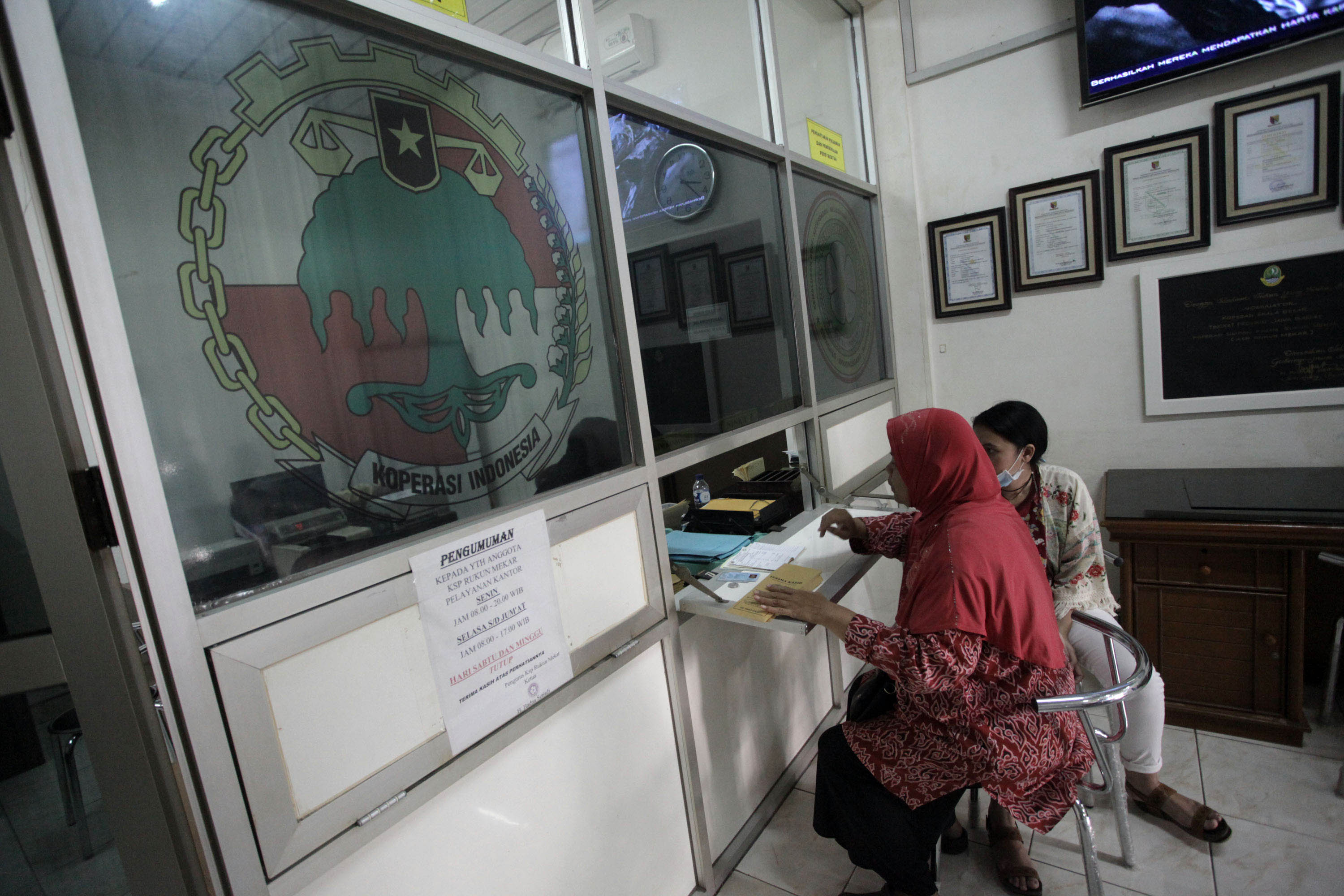 Suasana pelayanan di Koperasi Simpan Pinjam Rukun Mekar, Bojongsoang, Bandung, Jawa Barat.