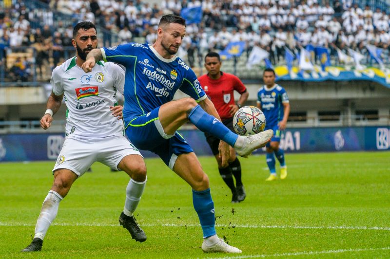 Pemain Persib Marc Klok berduel dengan pemain PSS Sleman Jihad Ayoub.