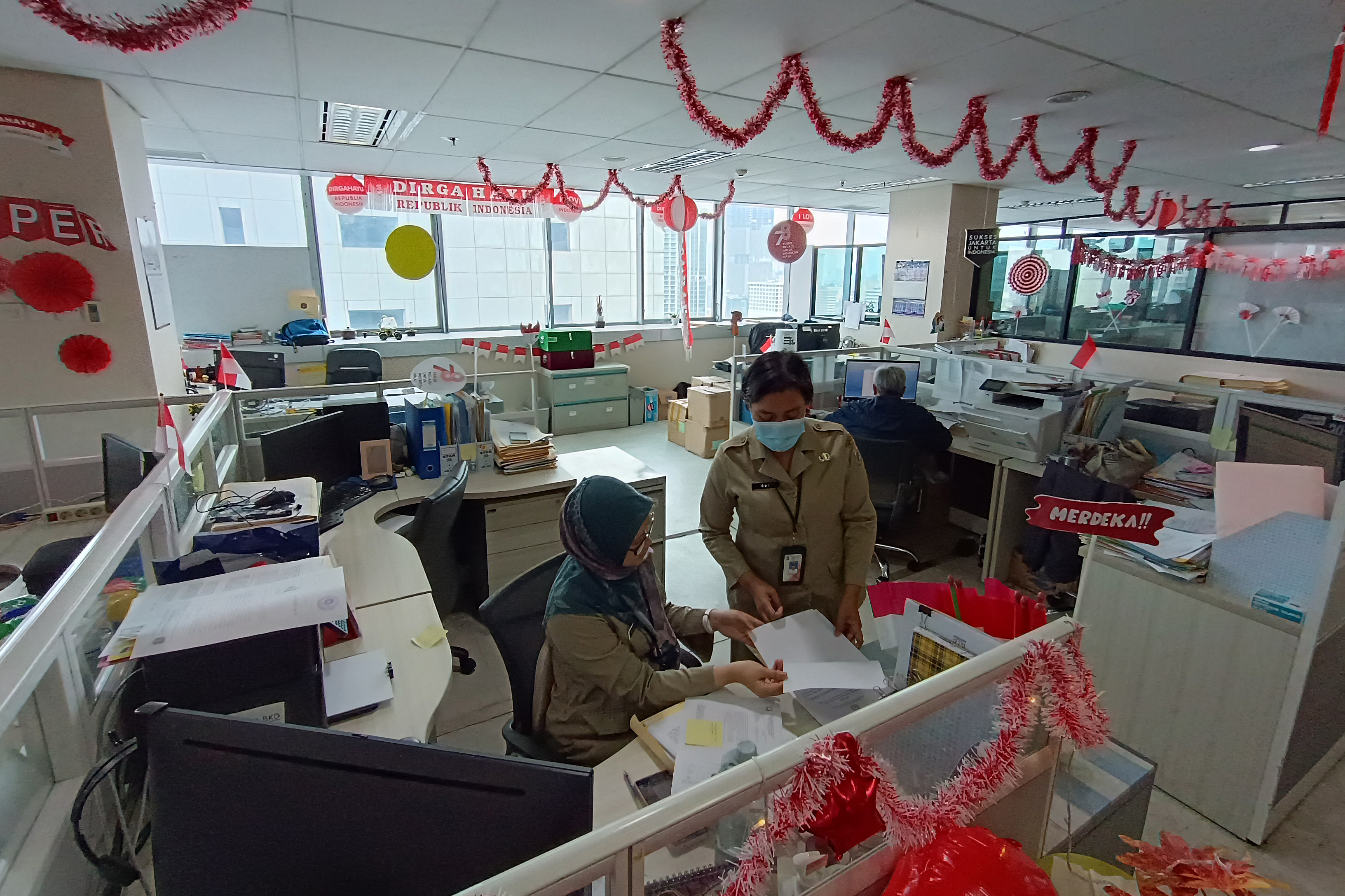 aryawan Badan Kepegawaian Daerah (PNS-BKD) Pemprov DKI beraktivitas pada hari pertama masuk kerja kebijakan bekerja dari rumah