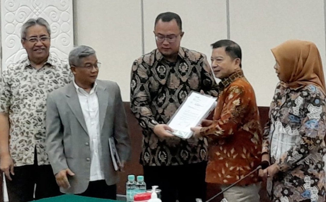 Ketua Umum ICMI Arif Satria (tengah) menyerahkan usulan Tim Kelompok Kerja ICMI untuk RPJPN 2025-2045 kepada Menteri PPN Suharso Monoarfa.