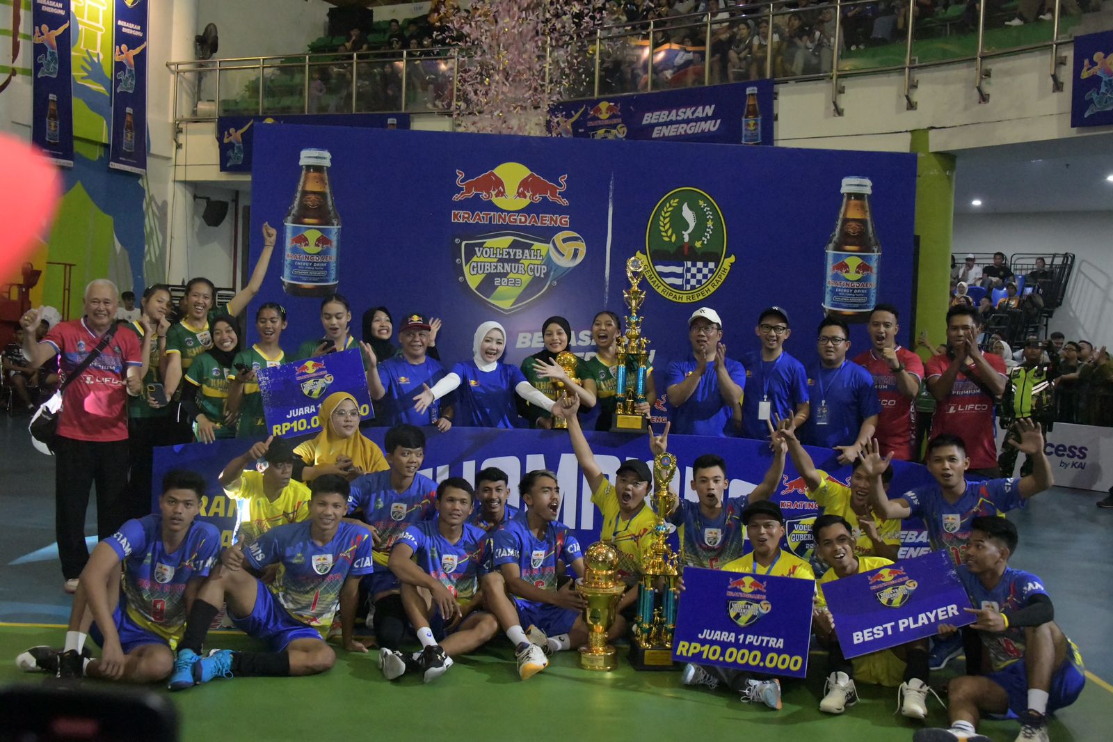 Gubernur Jabar Ridwan Kamil berfoto bersama usai memberikan hadiah kepada pemenang Kratingdaeng Volleyball Gubernur Cup