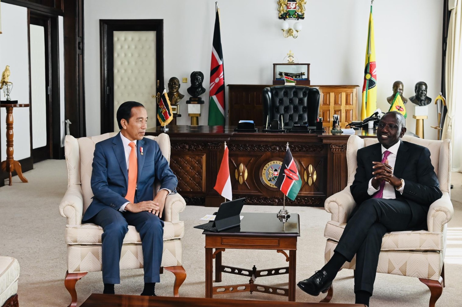 Presiden Joko Widodo (kiri) saat bertemu dengan Presiden Kenya William Ruto di Nairobi.