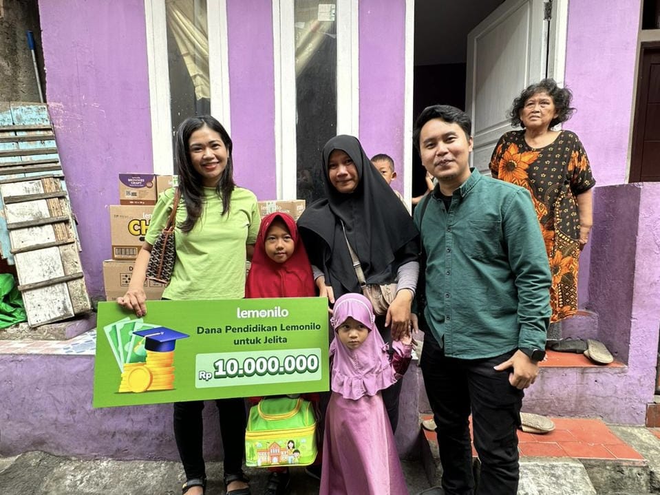 Co-CEO Lemonilo,  Shinta Nurfauzia, memberi bantuan kepada Jelita, bocah penjual gemblong keliling yang viral di media sosial. 