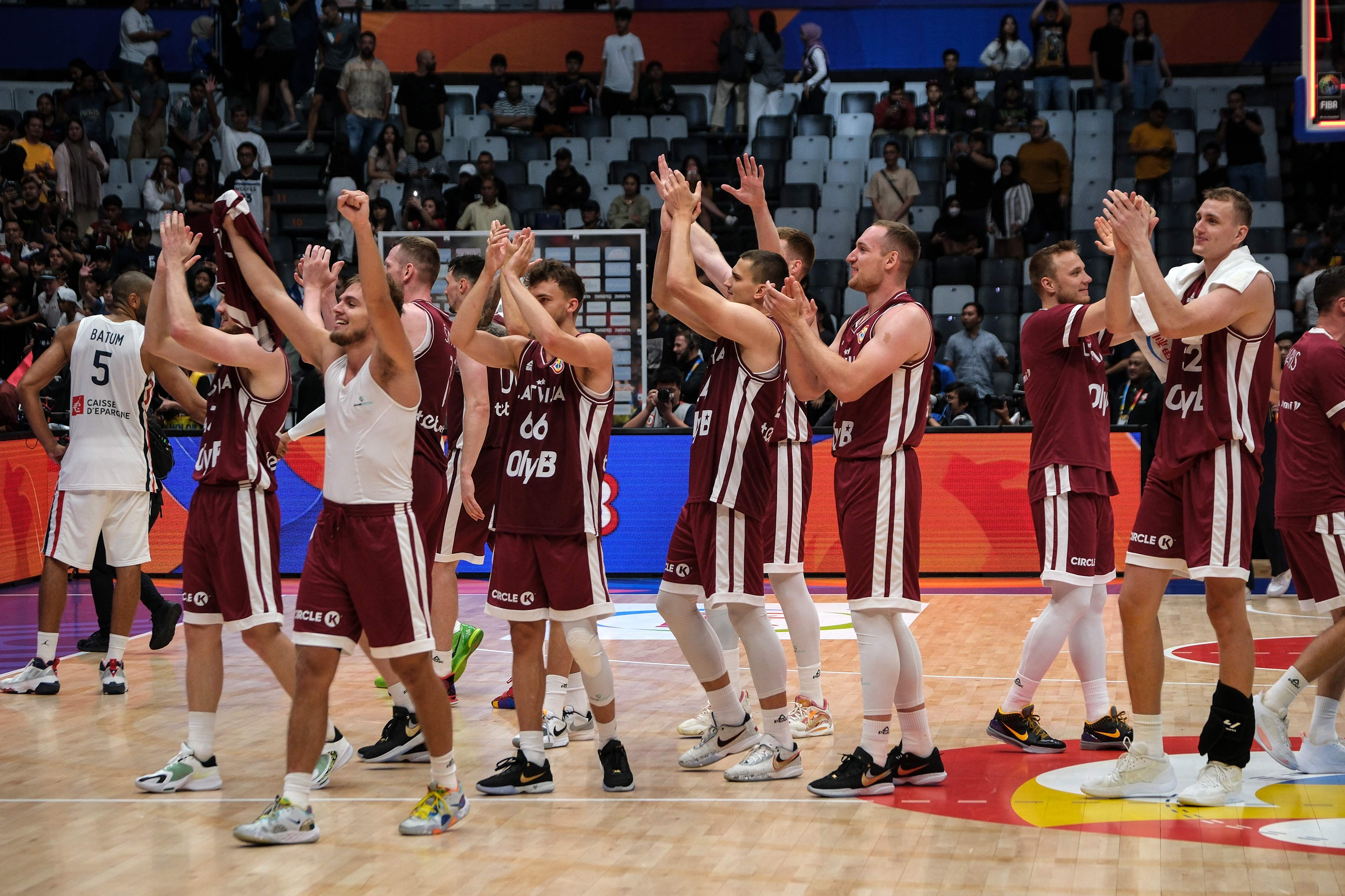 Para pemain Latvia melakukan selebrasi usai mengalahkan Prancis di laga Kejuaraan Dunia Bola Basket.