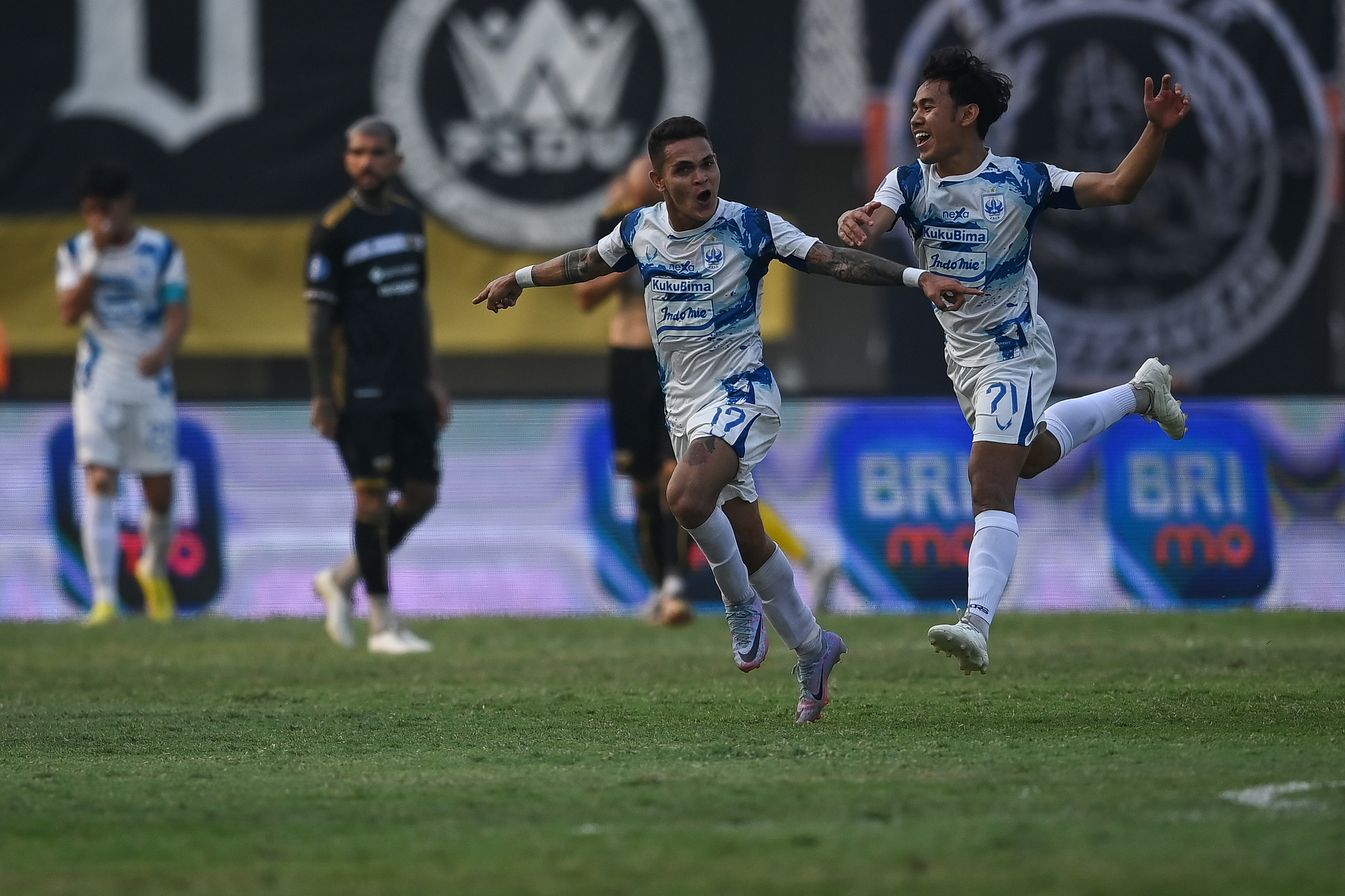 Pesepak bola PSIS Semarang Gali Freitas (kedua kanan) berselebrasi dengan rekannya Luthfi Kamal (kanan) usai membobol gawang Dewa United.