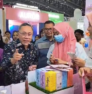Menteri Perdagangan (Mendag) Zulkifli Hasan Kunjungi Booth Satellite of Glow pada Jakarta X Beauty 2023 di JCC Senayan, Jakarta.