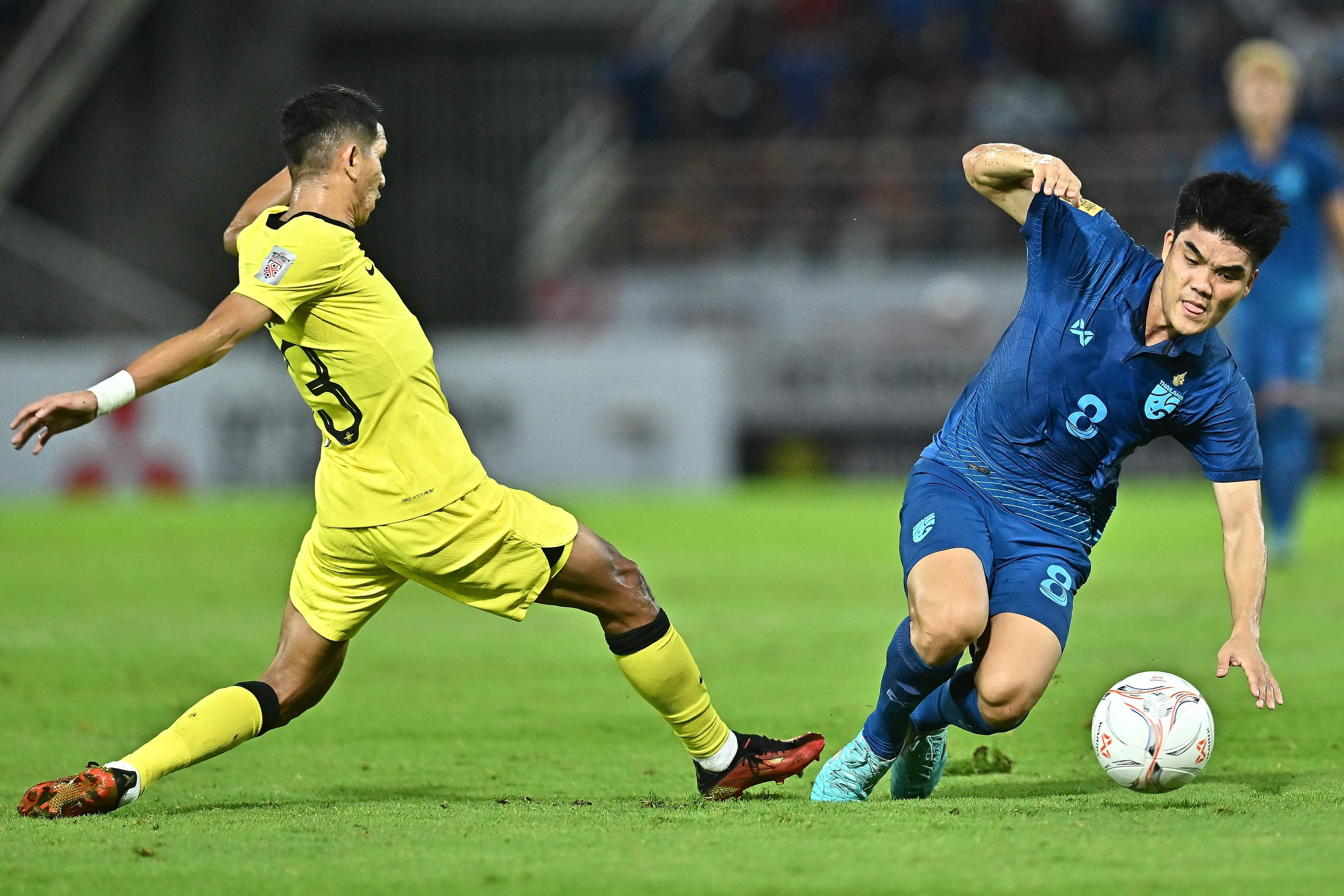 Pesepak bola Malaysia Hakim Hassan saat menghadapi Thailand pada AFF Mitsubishi Electric Cup 2022