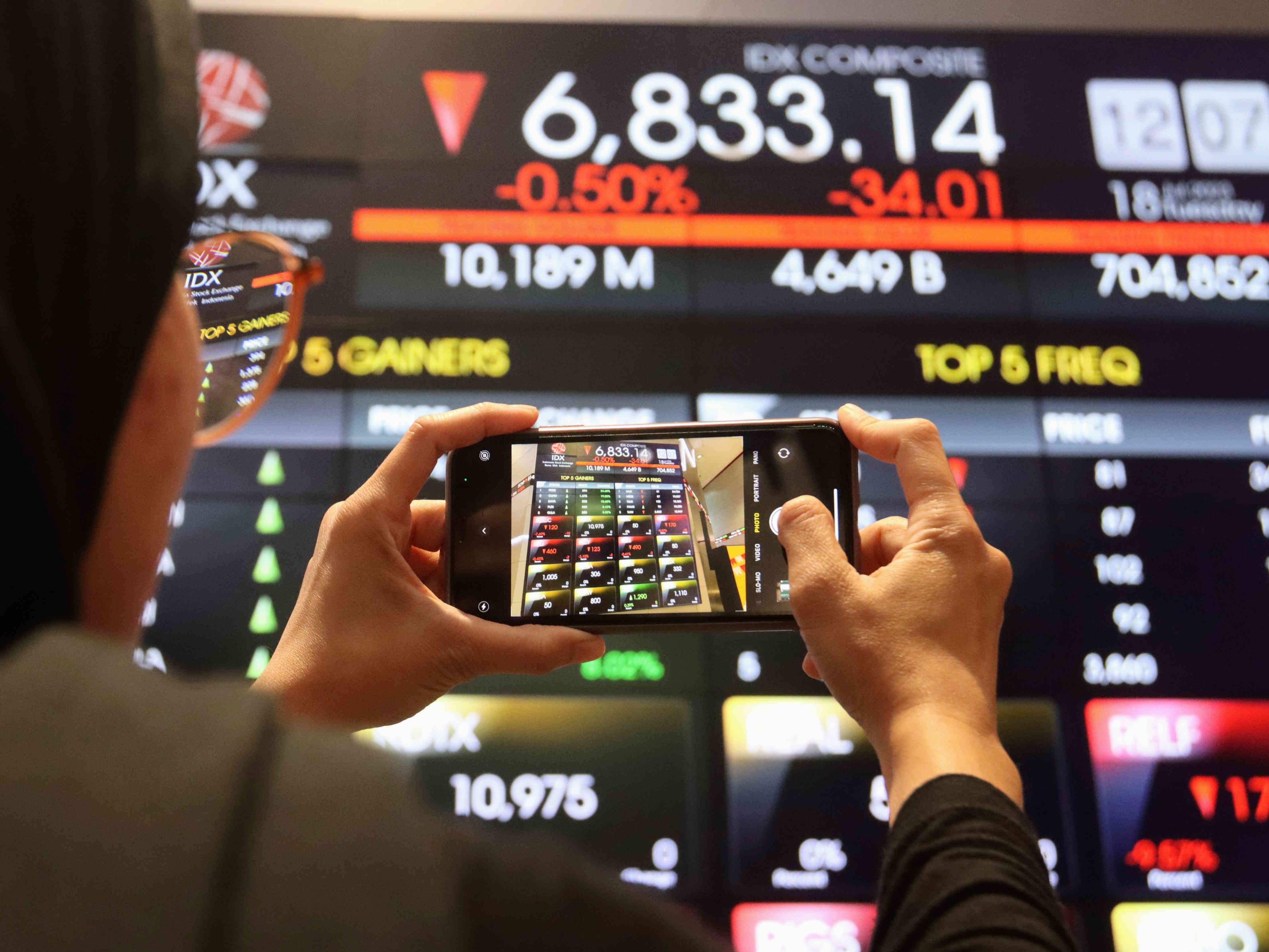 Layar informasi pergerakan Indeks Harga Saham Gabungan (IHSG) di Bursa Efek Indonesia, Jakarta, Rabu (18/7/2023).