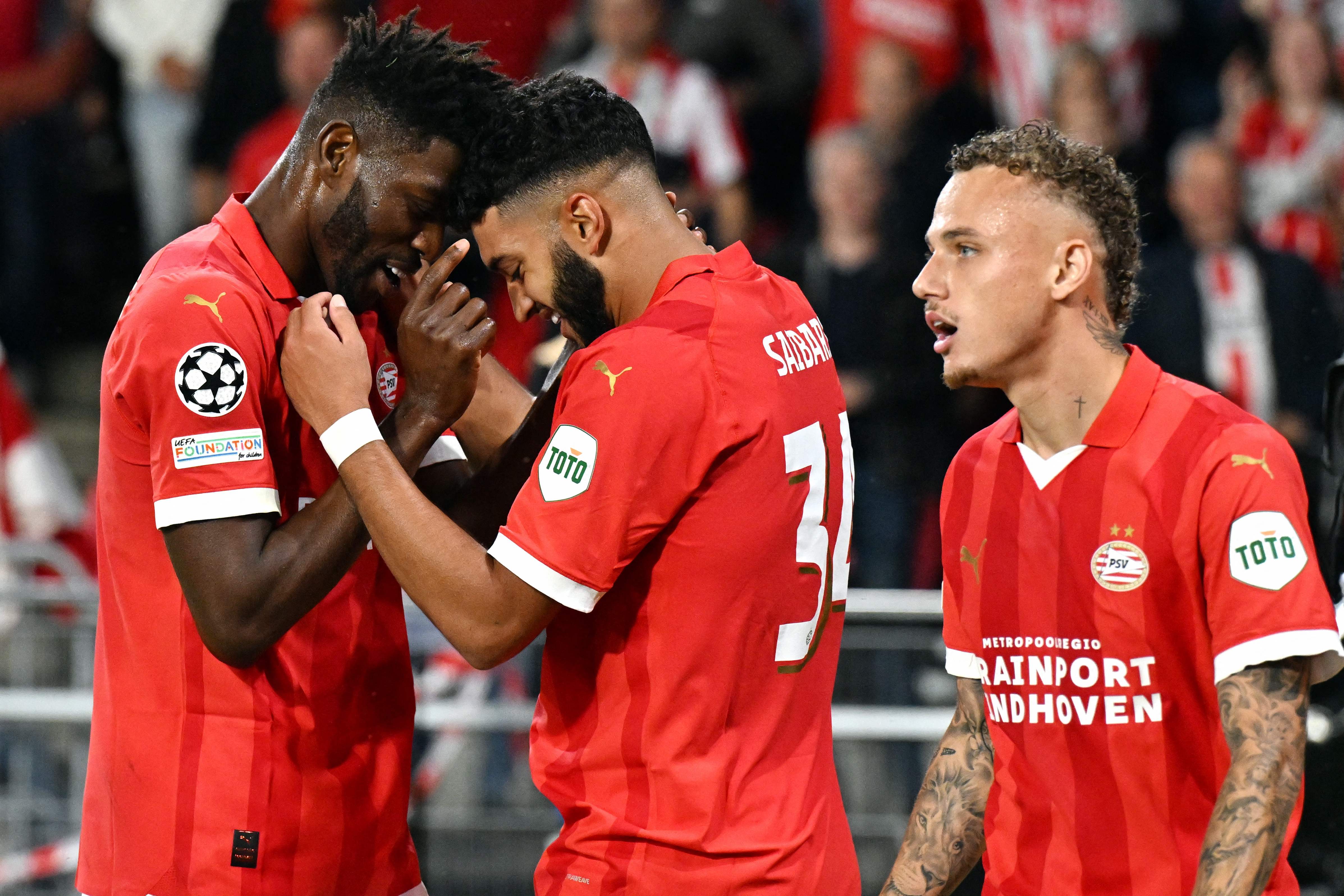 Gelandang PSV Ismael Saibari (tengah) melakukan selebrasi usai mencetak gol ke gawang Rangers di laga playoff Liga Champions.