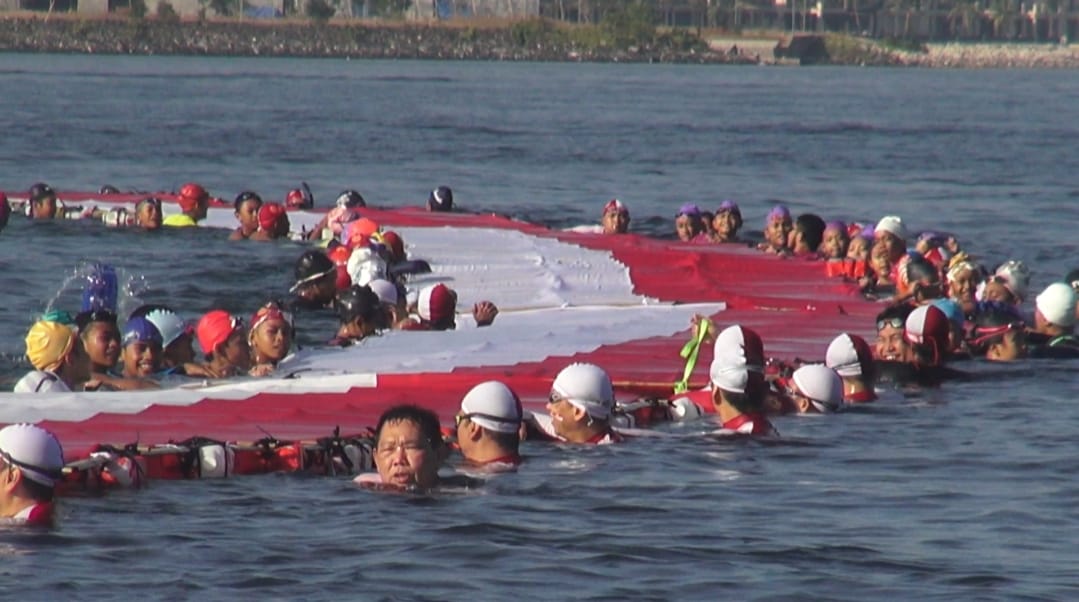 Pembentangan bendera merah-putih raksasa di Laut Makassar