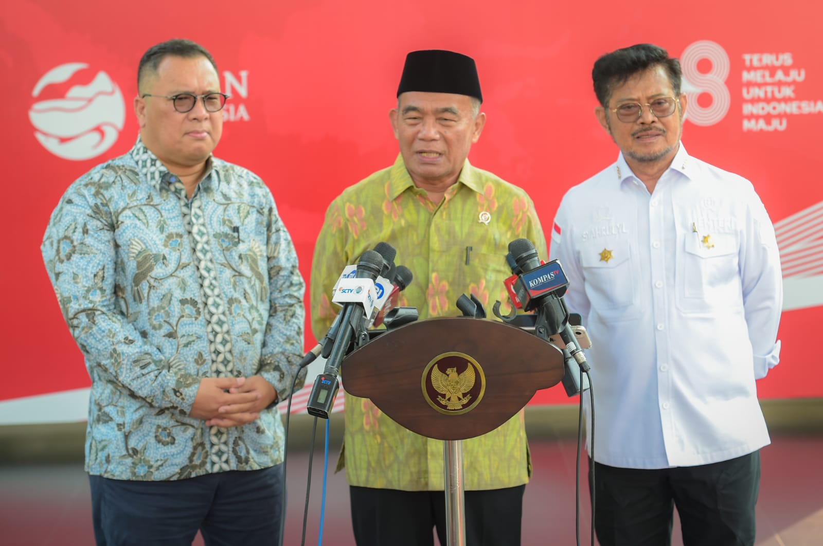 Menteri Koordinator Bidang Pembangunan Manusia dan Kebudayaan (PMK) Muhadjir Effendy (tengah)