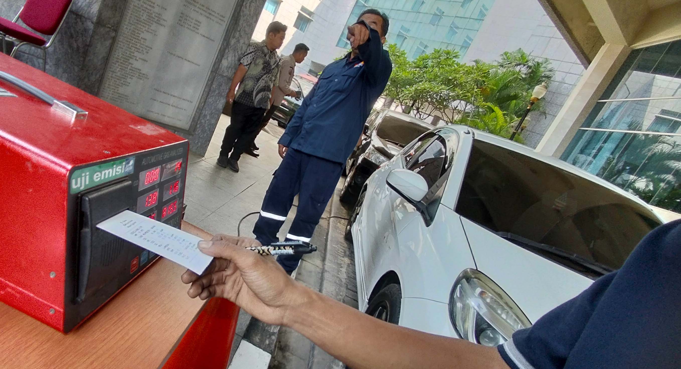 Petugas melakukan pengujian emisi pada kendaraan bermorot di Parkiran Gedung DPRD DKI Jakarta.