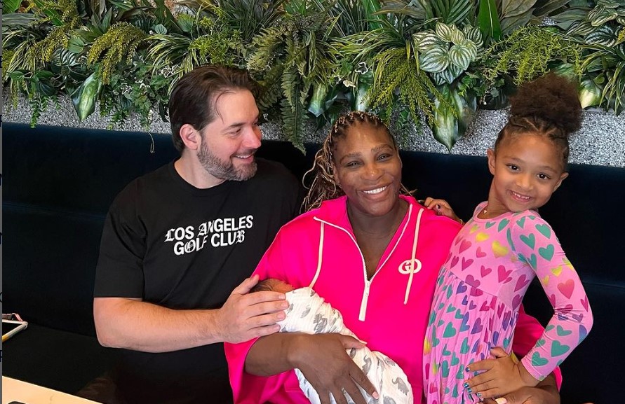 Serena Williams (tengah) bersama suami dan kedua anaknya.