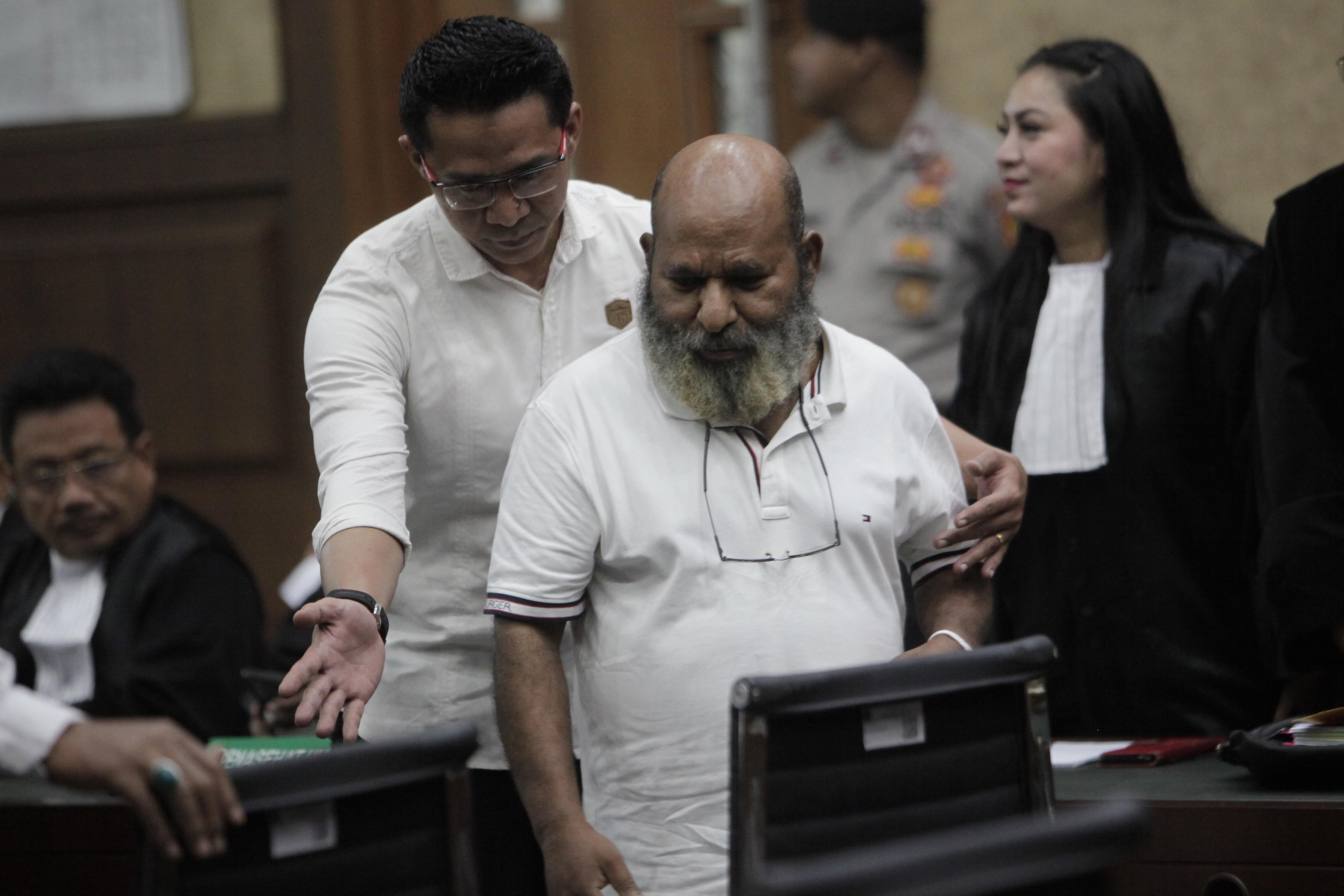 Terdakwa Lukas Enembe (tengah) memasuki ruangan sidang untuk menjalani persidangan.