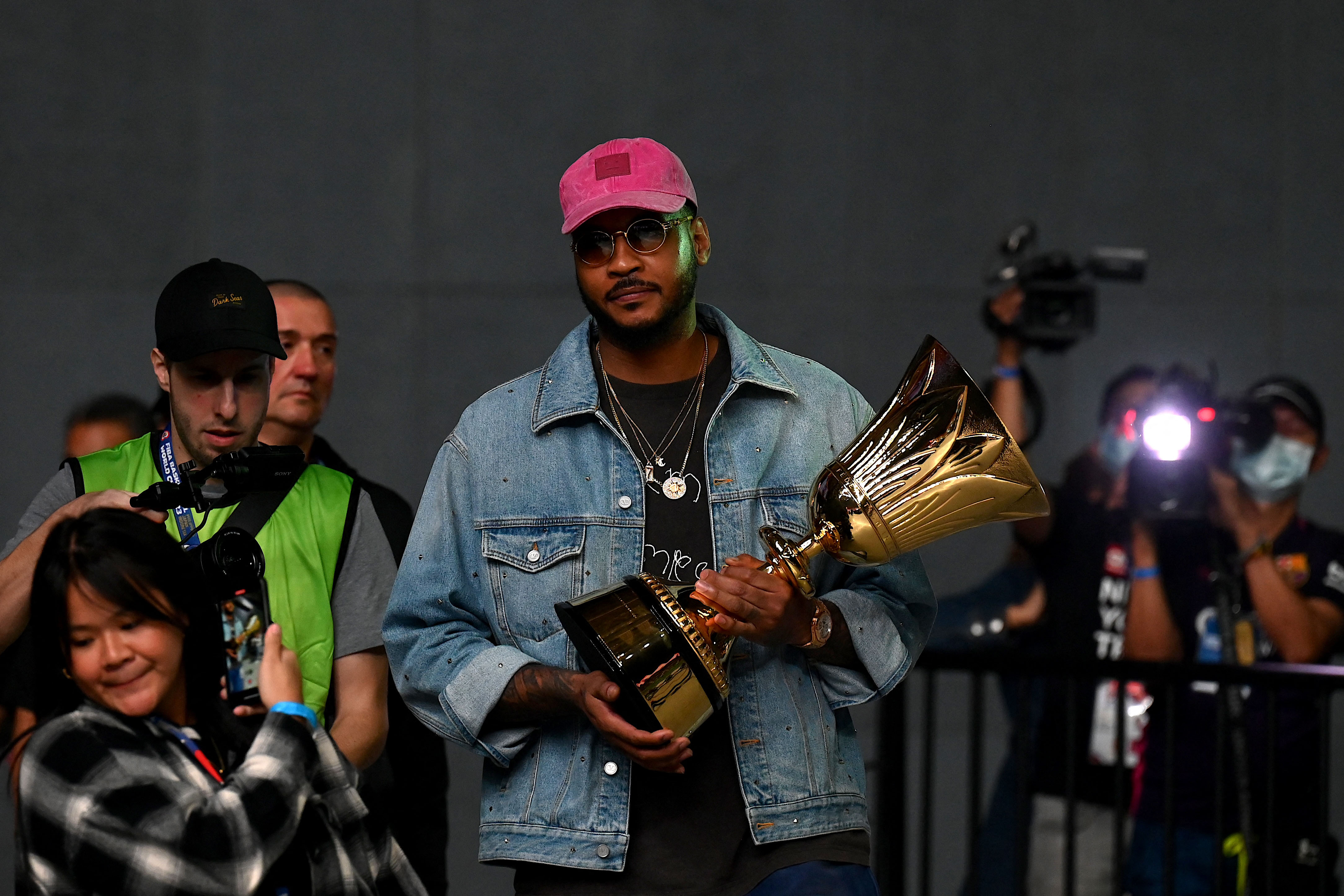 Trofi Naismith dibawa oleh brand ambassador FIBA Carmelo Anthony di Filipina.