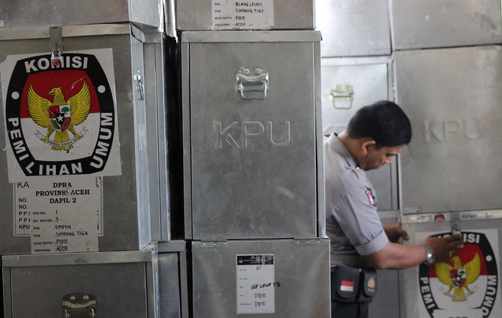 Seorang polisi mengawasi logistik Pemilu.