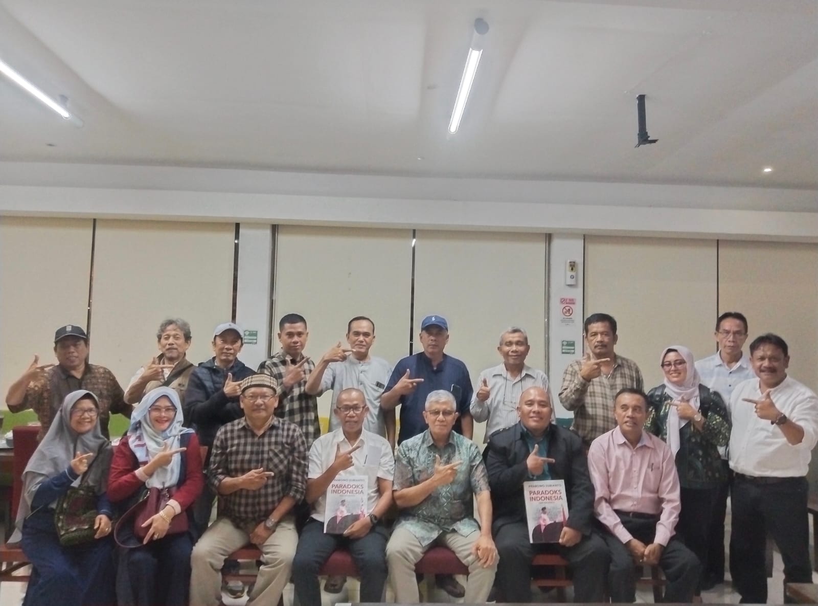 Ketua Umum DPP PPIR Mayjen TNI (Purn) Musa Bangun (duduk, ketiga kanan) menggelar Ngopi Bareng dengan perwakilan masyarakat Karo di Bogor.