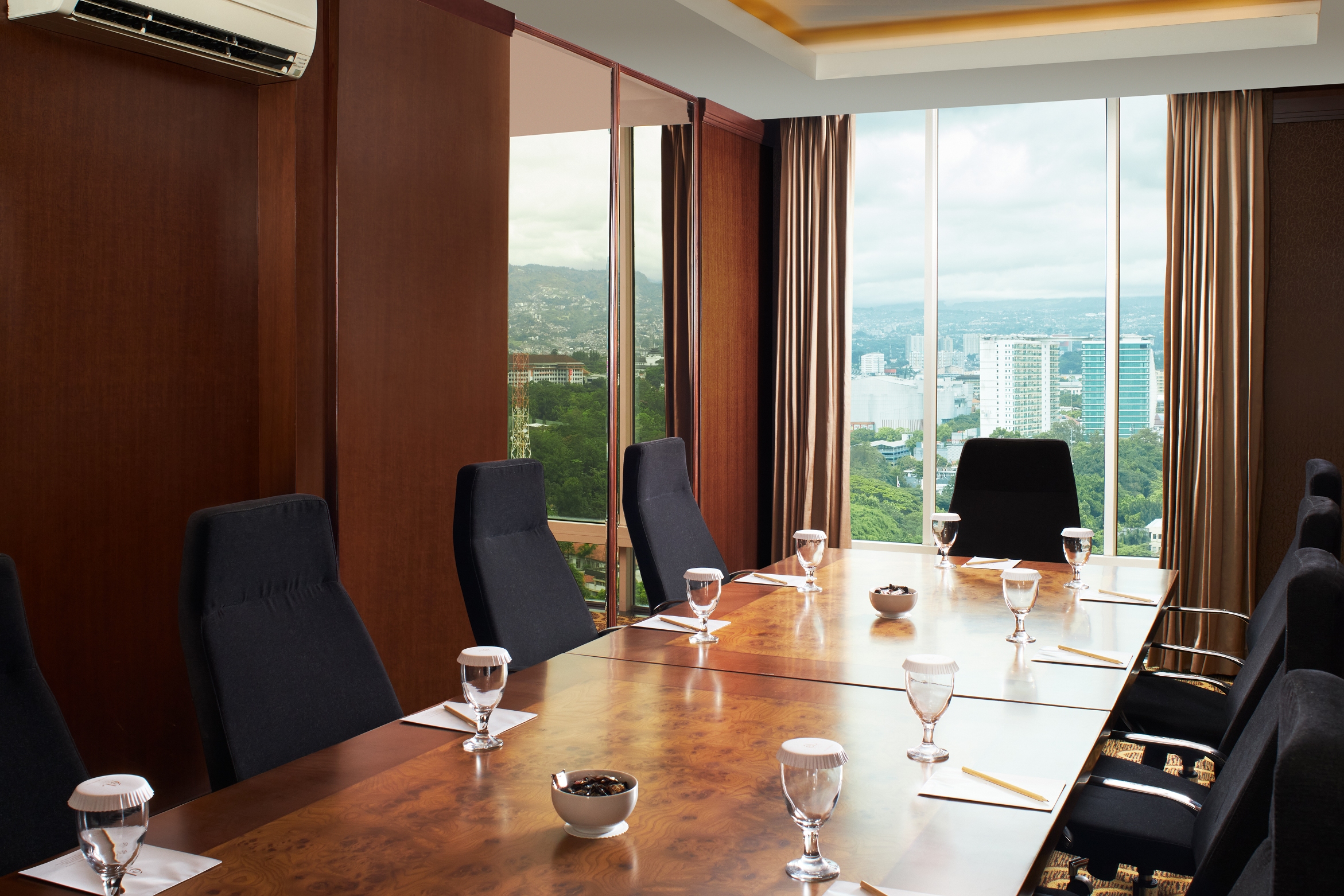  éL Hotel Bandung  membuka kembali salah satu venue terinstagramable di lantai 19 yaitu Panoramic Dinning Sky Lounge. 