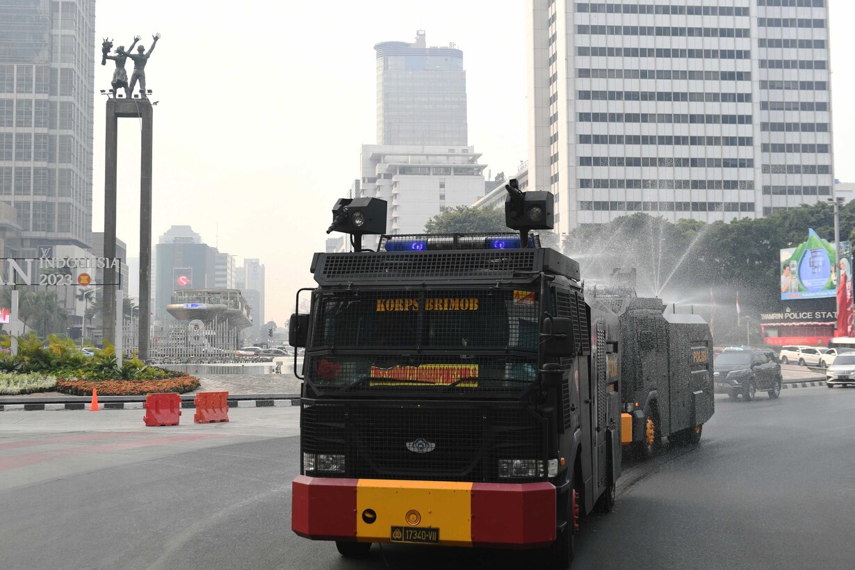 Kendaraan water canon menyemprotkan air di kawasan Bundaran HI untuk kurangi polusi.